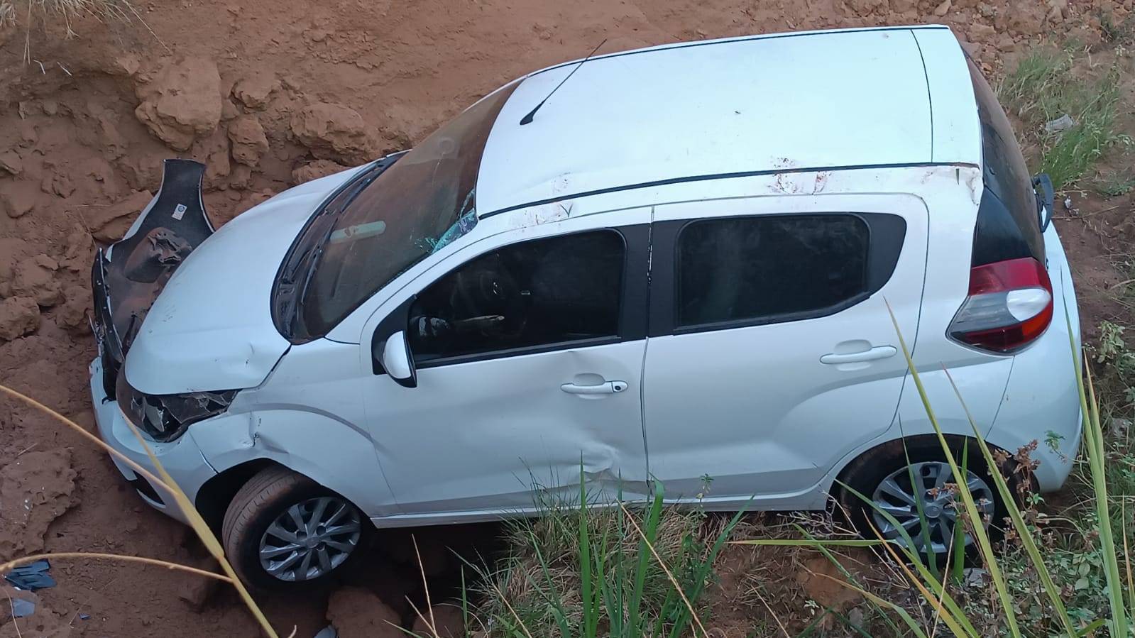Aparentando estar embriagado, motorista despenca com carro em valeta às margens da BR 364, em Vilhena