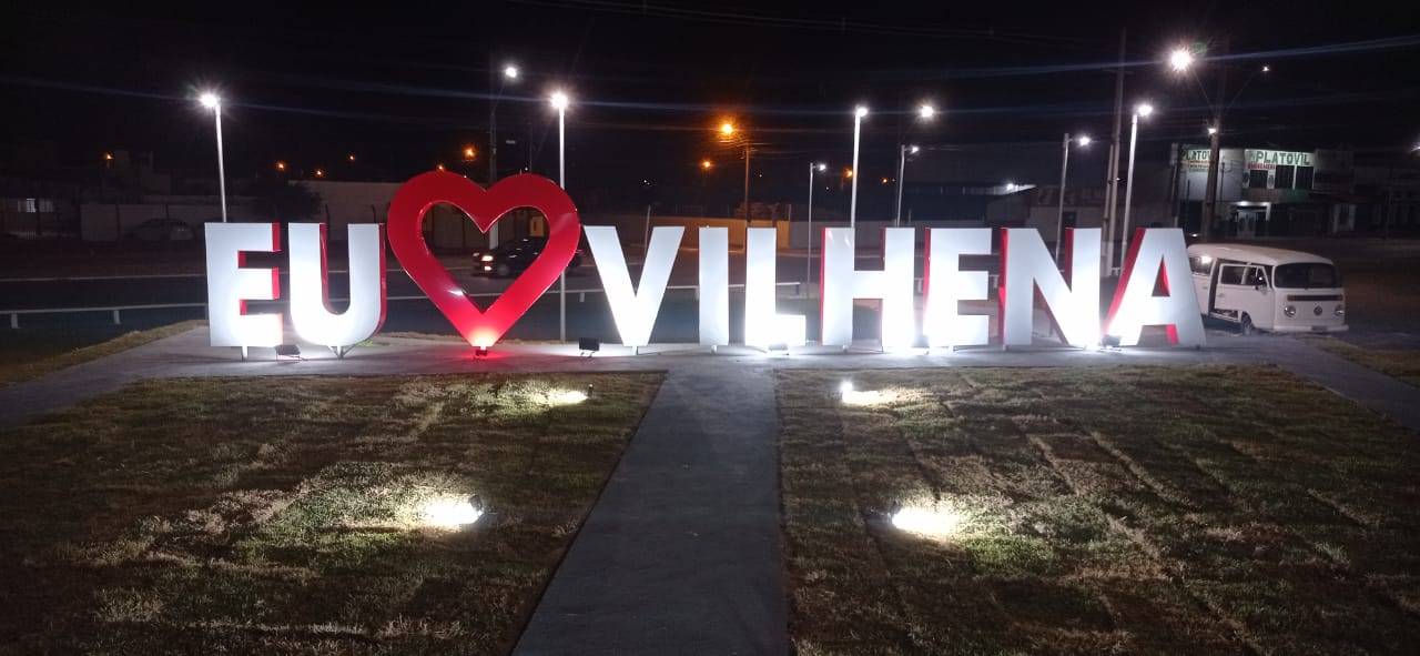Com ajuda da prefeitura, letreiro bancado pela iniciativa privada é instalado em Vilhena; autor da peça faz alerta a pais
