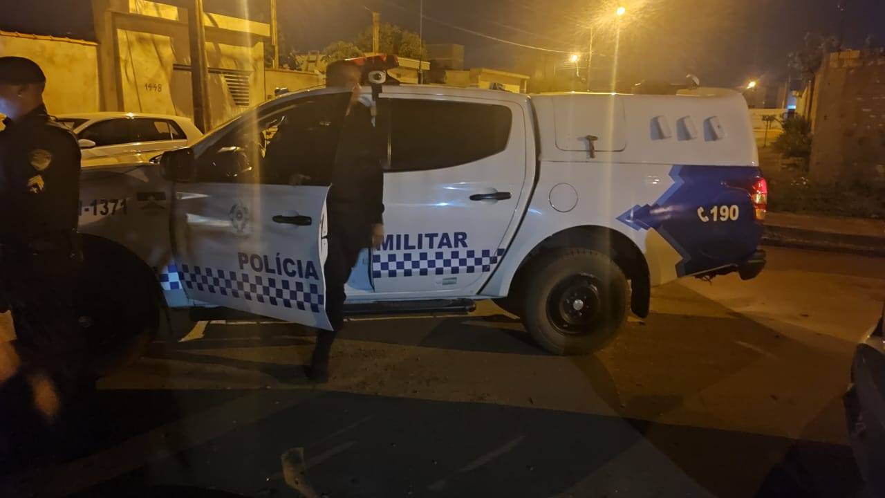 Dependente químico furta carro estacionado com chave na ignição, bate em muro durante a fuga e abandona o veículo