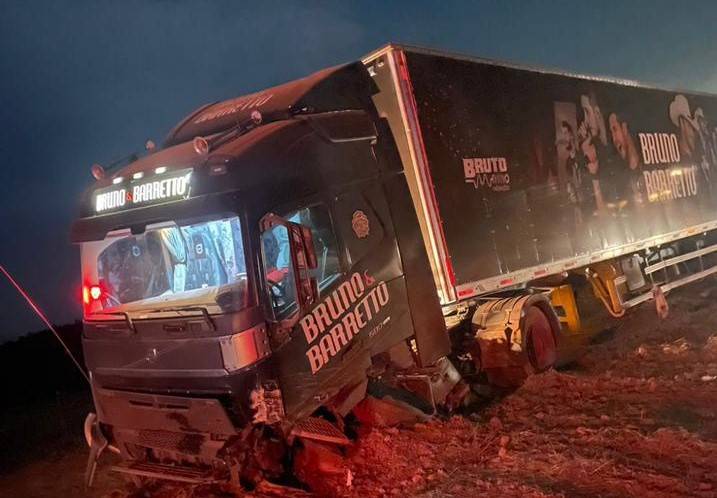 Caminhão da dupla Bruno & Barretto se envolve em acidente próximo a Vilhena e morador de Cacoal morre no local