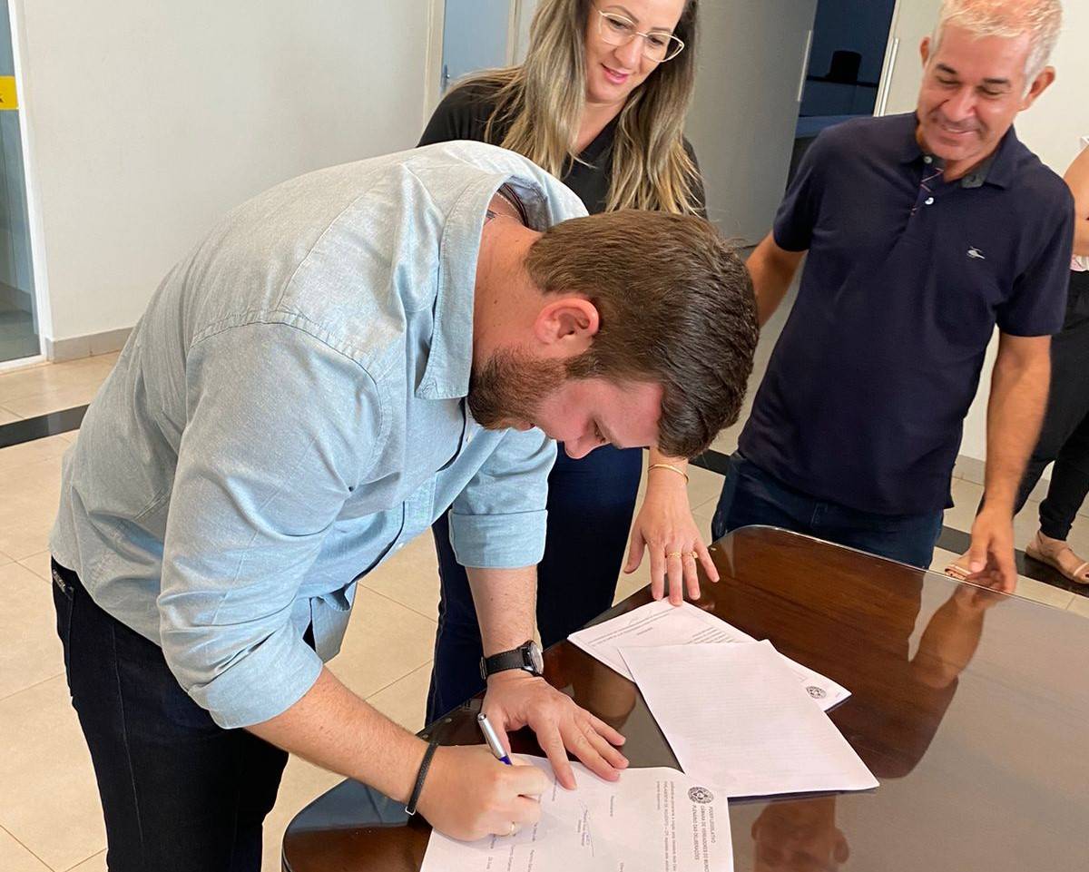 Professores já têm quatro das cinco assinaturas necessárias para abertura de CPI contra prefeito, em Vilhena