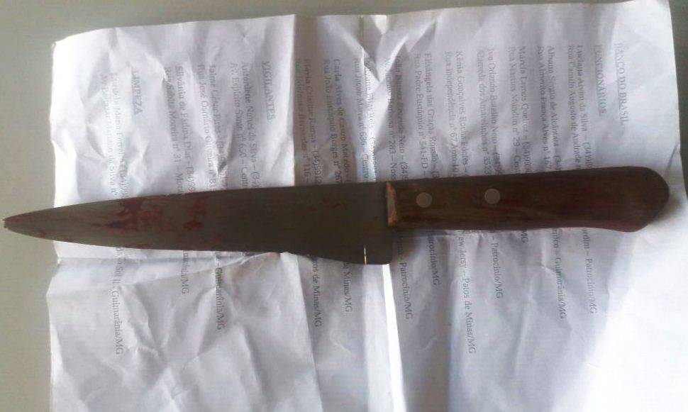 Enciumado, homem não gosta da “olhada” de outro para sua mulher e o ataca a facada em Colorado do Oeste