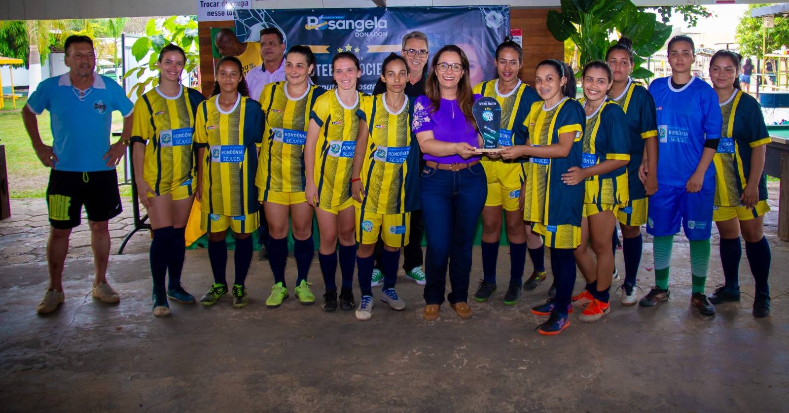 Deputada Rosangela Donadon entrega uniformes para 48 equipes que participaram do Torneio de Futebol Society em Vilhena