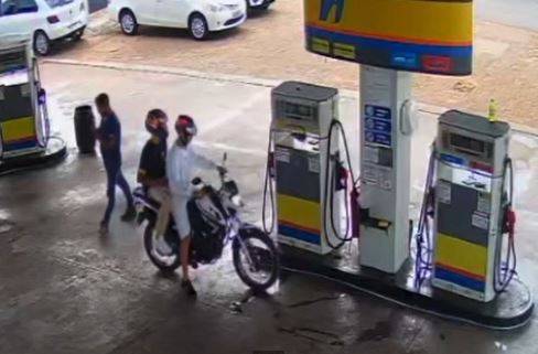 ASSISTA VÍDEO: suspeita de abastecer motocicleta em posto e pagar com nota falsa, dupla vai parar na PF, em Vilhena
