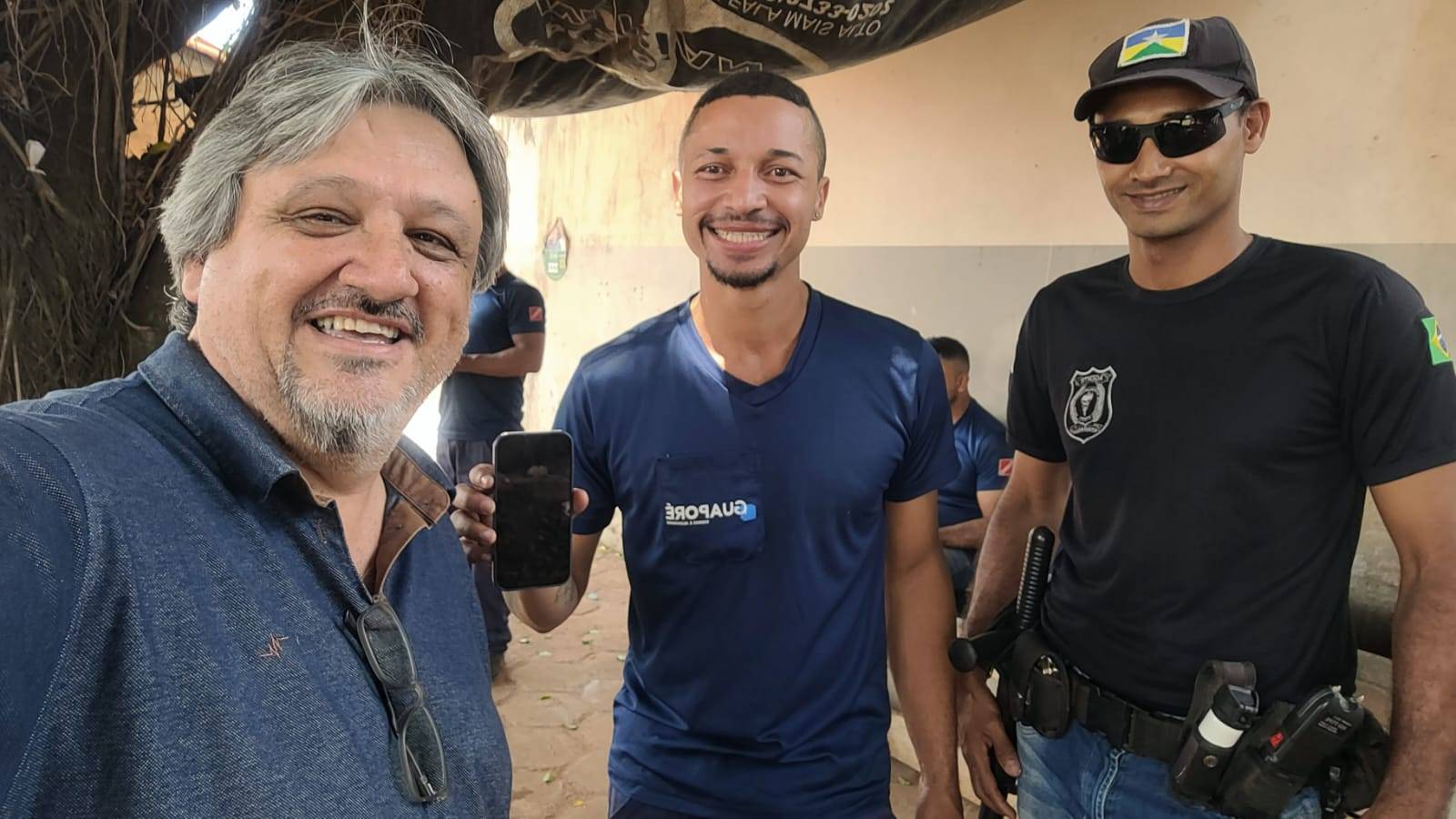 Caminhoneiro acha Iphone de R$ 6 mil e entrega a jornalista, que encontra o dono horas depois, em Vilhena