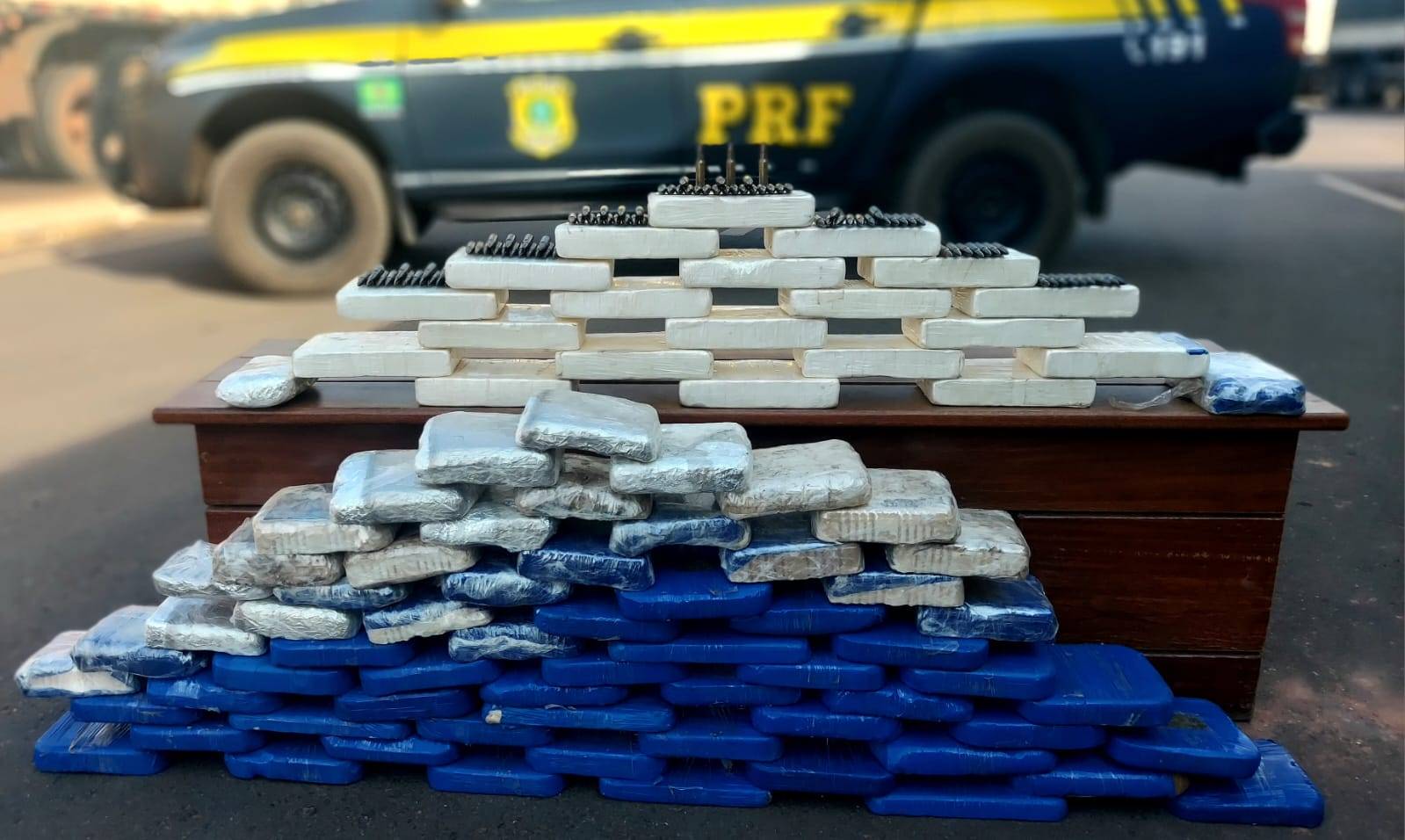 Agentes da PRF prendem, em Vilhena dois homens que estavam levando carregamento de cocaína e munições de Ariquemes para MG
