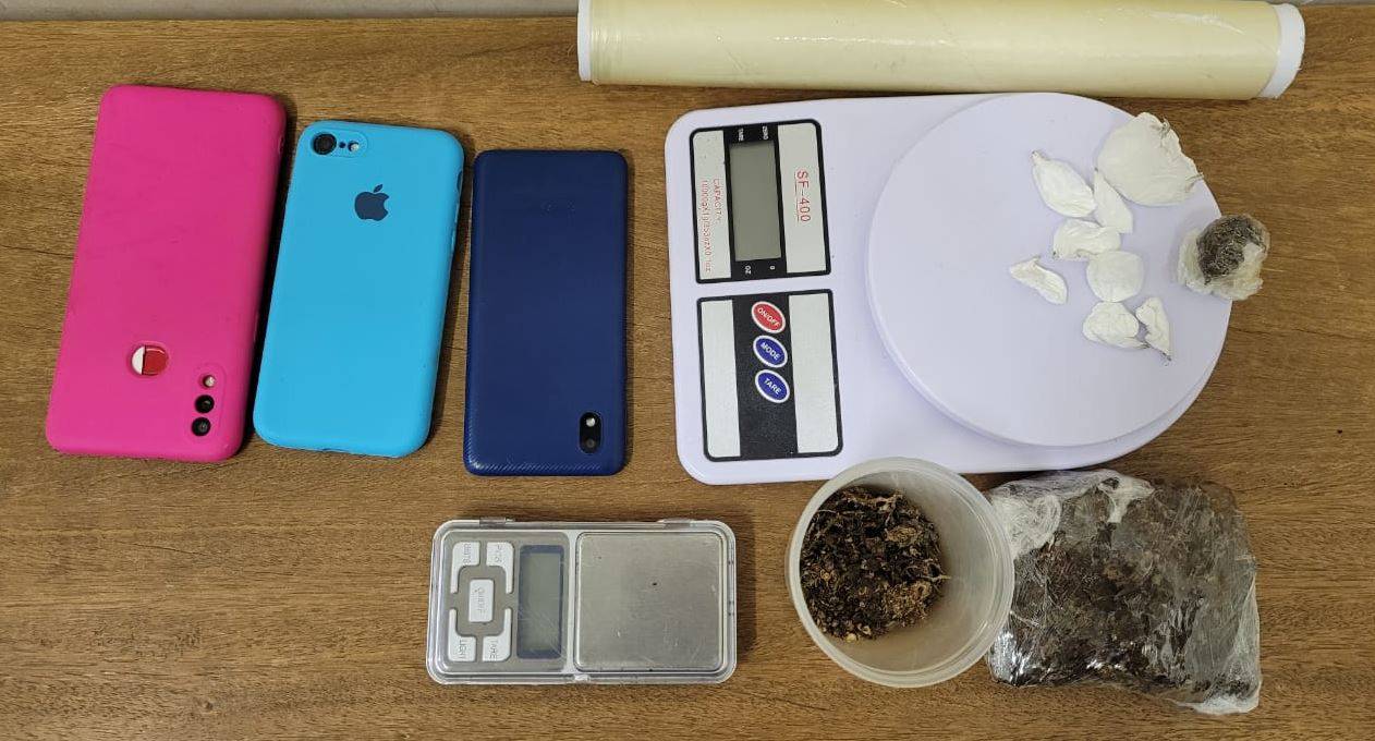 Flagrado com porções de cocaína “para consumo”, rapaz dá chave de casa e polícia descobre que “boca” funcionava no local