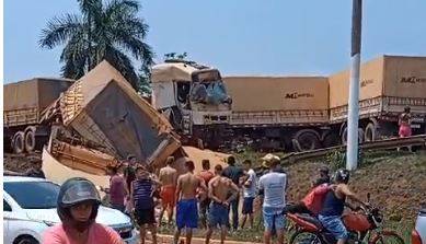 ASSISTA VÍDEO: carretas batem de frente em trecho urbano da BR 364, em Cacoal; um dos motoristas teria morrido no hospital