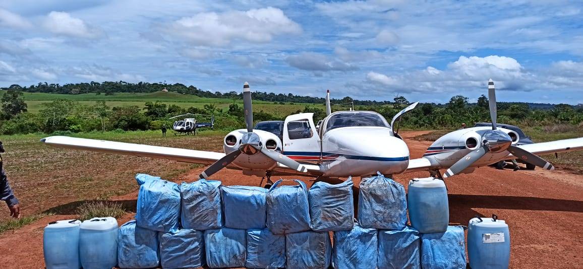 Operação da Polícia Federal cumpre mandados de prisão e apreende avião abarrotado de cocaína em cidade de Rondônia