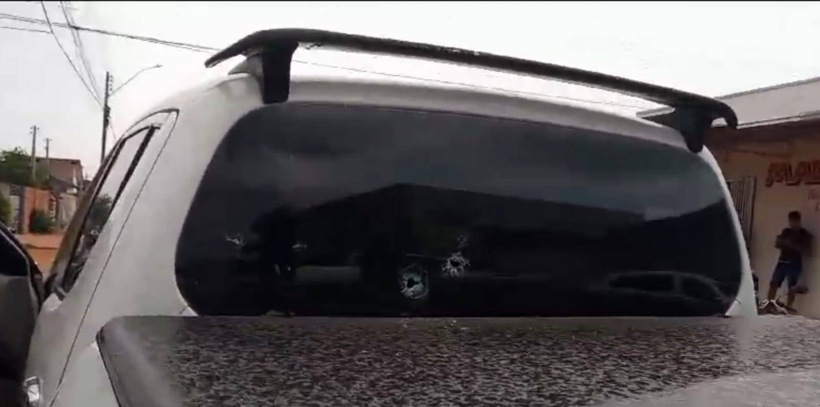Picape é metralhada e abandonada no bairro Cristo Rei, em Vilhena; motorista corre para escapar da morte