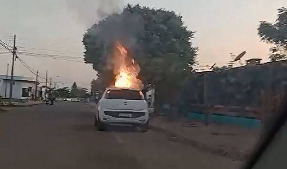 VEJA VÍDEO: carro usado em ataque a tiros amanhece incendiado e “guerra” entre grupos rivais promete mais violência em Vilhena