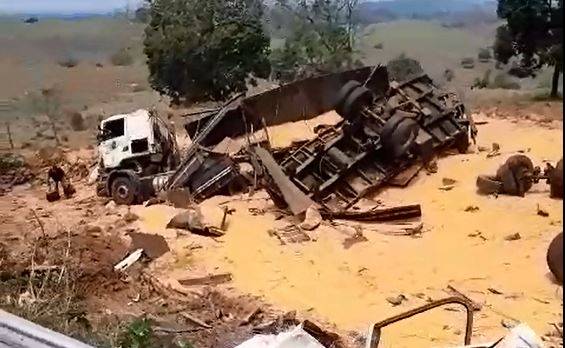 ASSISTA VÍDEO: carreta carregada de soja fica destruída após tombar na “Curva da Banana”, entre Vilhena e Colorado