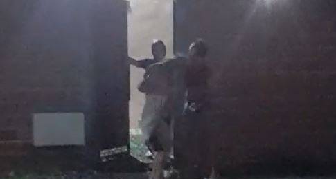 VÍDEO: mulher fica só de calcinha em público, após bater boca e trocar sopapos com adolescente, em Vilhena