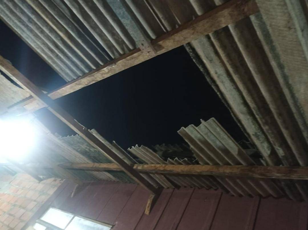 Tentando invadir casa, homem usando tornozeleira cai de telhado, sofre corte na cabeça e acaba preso, em Vilhena