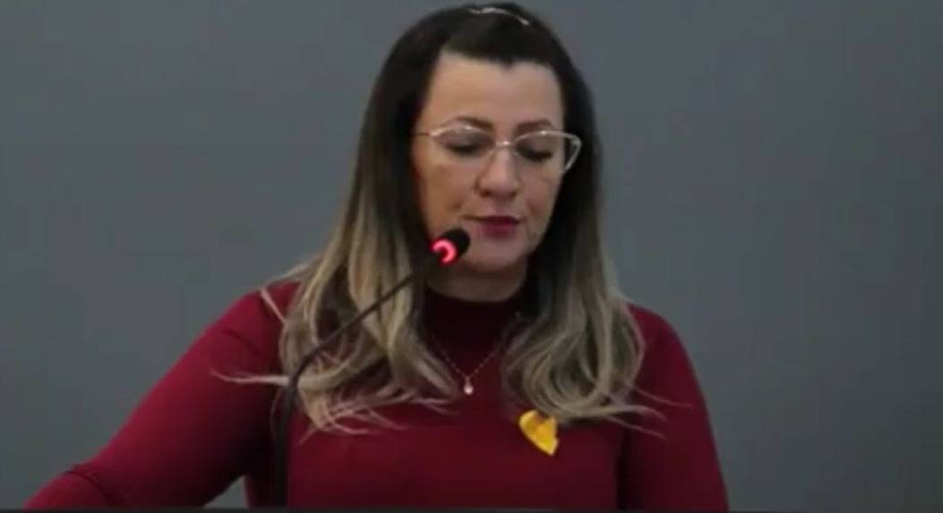 VÍDEO: vereadora denuncia falta de médicos nas UBS’s e critica decisão do prefeito, no cargo há oito meses, de tirar férias no exterior