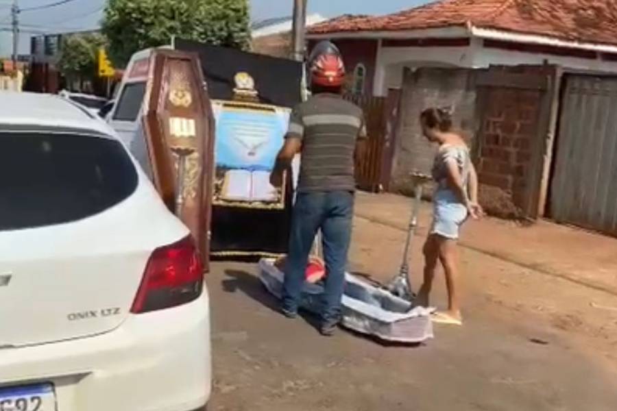 ASSISTA VÍDEO: empresário simula próprio velório no meio da rua em MT como “protesto” contra pagamento de pensão