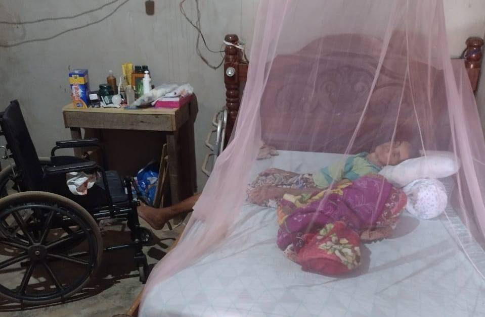 Após perder marido em acidente e depois ficar sem uma das pernas, idosa vive em situação degradante; vizinho denuncia “abandono”