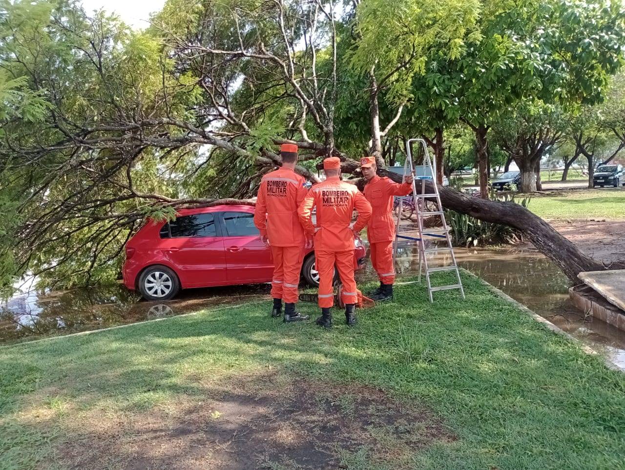ASSISTA VÍDEO: mais um temporal volta a provocar estragos e mobilizar o Corpo de Bombeiros, em Vilhena