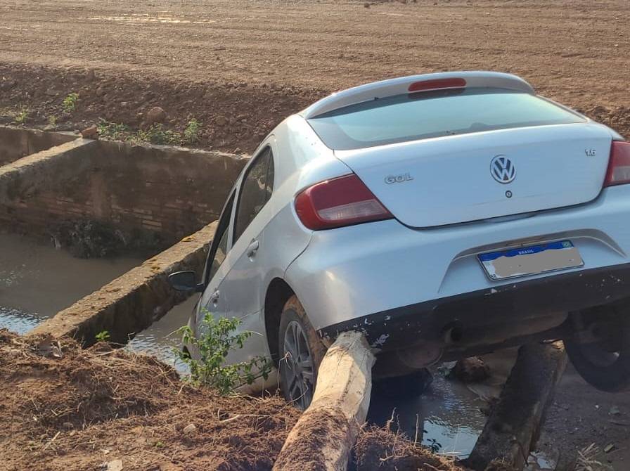 Motorista de picape ignora preferência, “atravessa” avenida e faz carro de mulher ir parar dentro de valeta, em Vilhena
