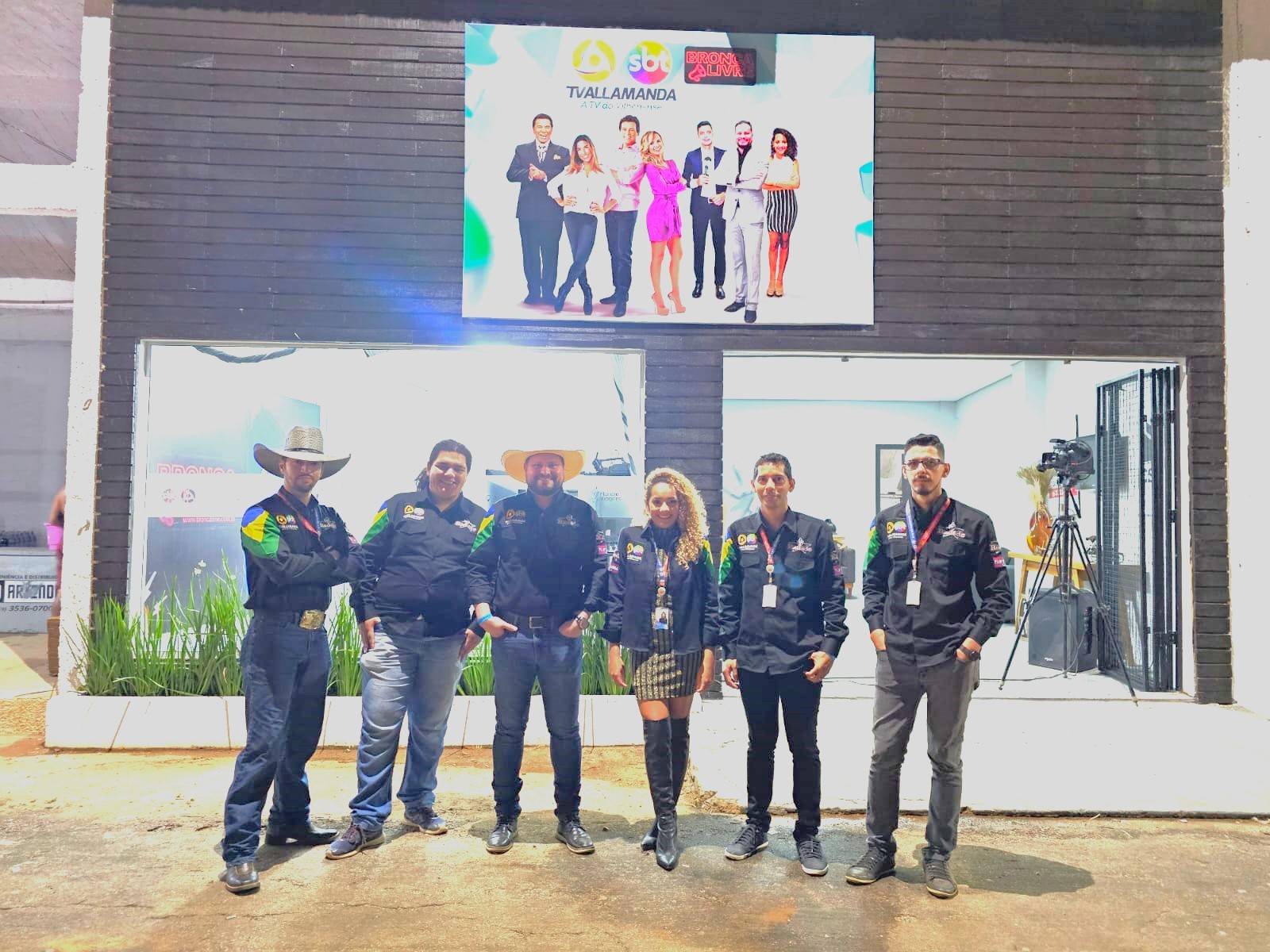 Com estande moderno e funcional, a TV Allamanda faz cobertura ao vivo da Exponorte
