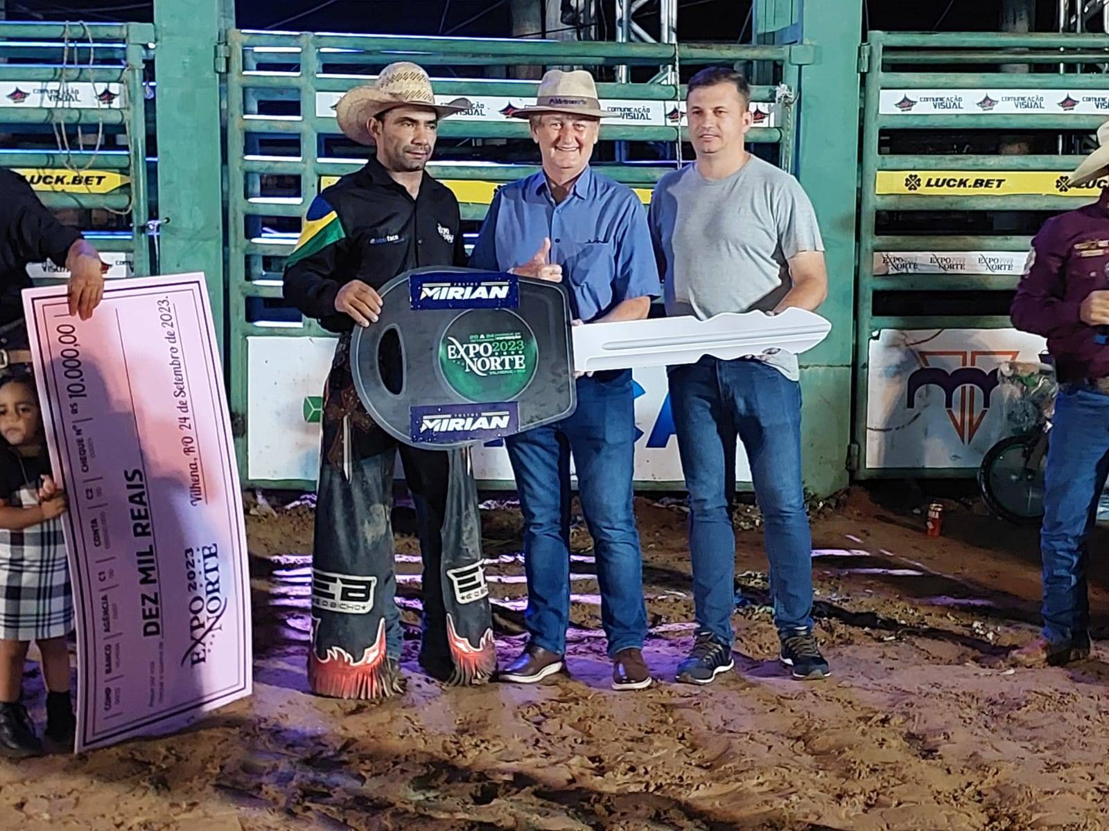Peão de Tangará da Serra é o Campeão do Rodeio em Touros da Exponorte 2023