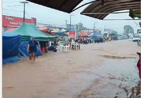 VEJA VÍDEO: temporal transforma avenida em rio e Vilhena enfrenta drama que se repete todos os anos; secretário promete solução