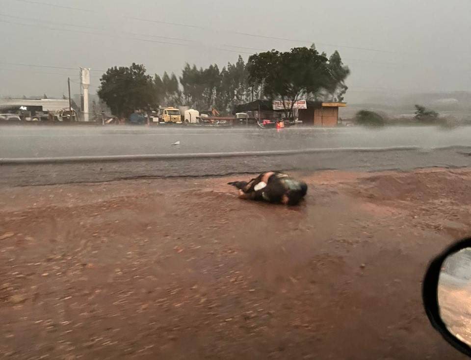 Motociclista sofre ferimentos graves após atingir traseira de carreta na BR 364 durante temporal, em Vilhena