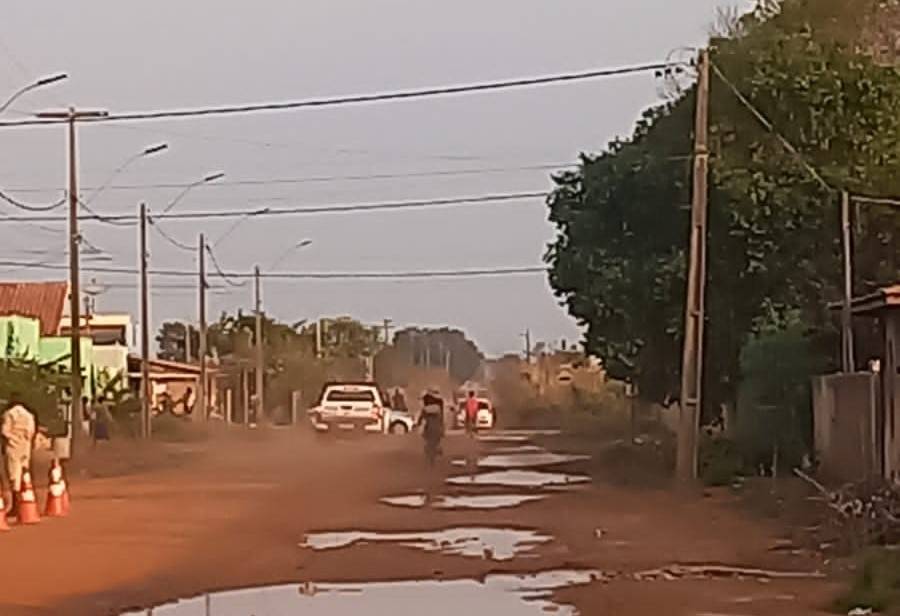 ASSISTA VÍDEO: motociclista “endiabrado” acaba preso após perseguição, tiros com bala de borracha e queda em avenida