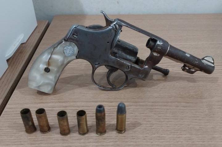Polícia Militar prende homem que havia apontado revólver para funcionárias de bar, em Colorado do Oeste