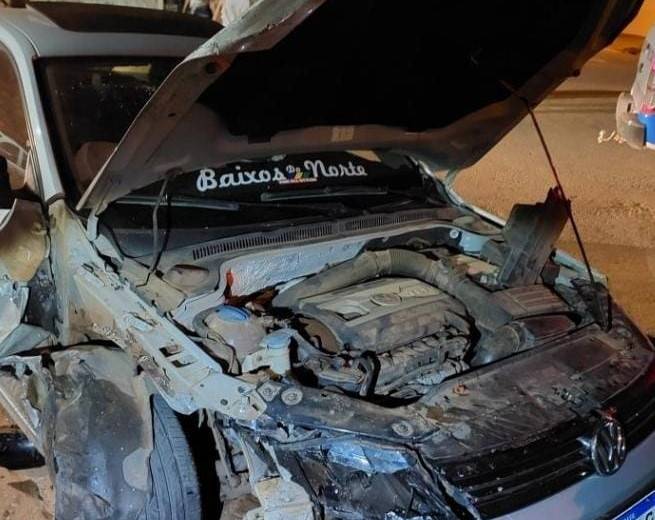 Motorista culpa cachorro por acidente que deixou dois carros avariados, mas bafômetro confirma que ele havia bebido