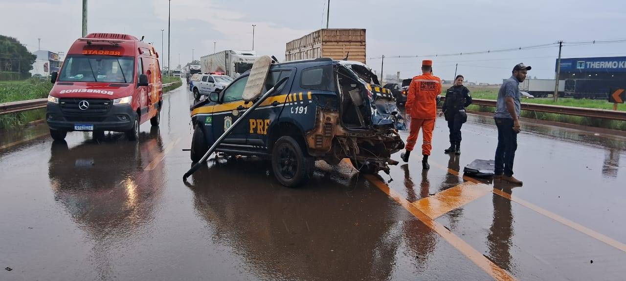 ASSISTA VÍDEO: viatura da PRF “roda” na pista e fica destruída após atingir carreta boiadeira na BR 364, em Vilhena
