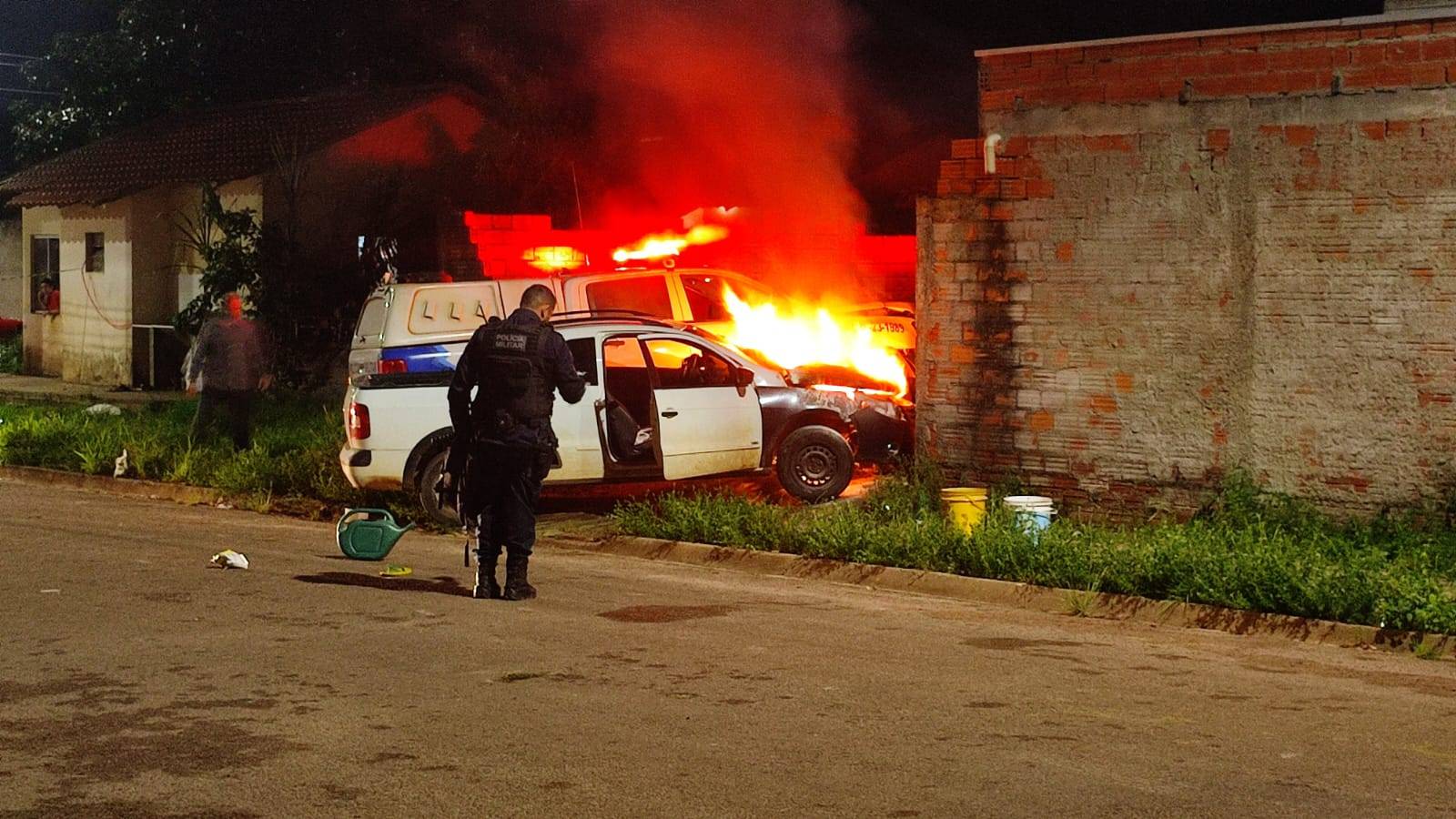 ASSISTA VÍDEO: suspeito de sequestro, homem de 34 anos acaba preso após bater em viatura, derrubar muro de casa e veículo pegar fogo