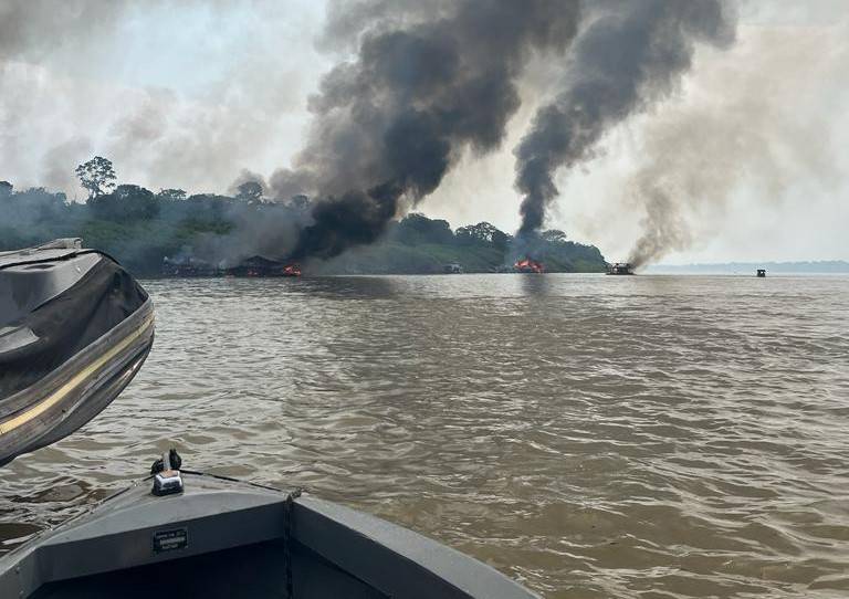 ASSISTA: Polícia Federal divulga vídeos que mostram a destruição de 144 dragas usadas por garimpeiros no rio Madeira, em Rondônia