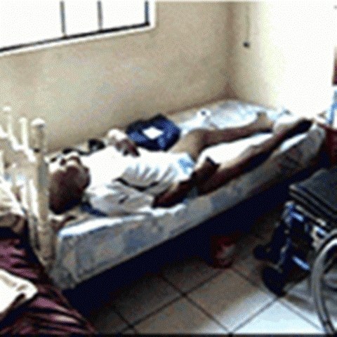 Pai chora ao ver filho sofrendo por tratamento ortopédico em Vilhena