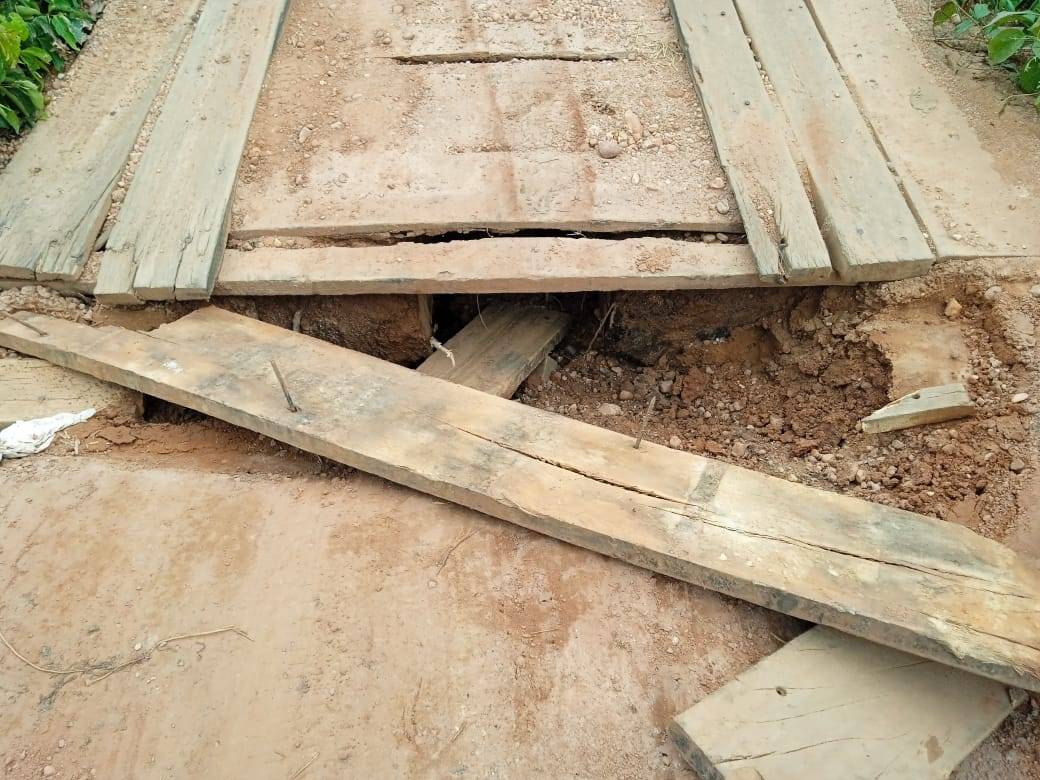 Risco iminente: ponte de madeira “podre” na Linha 95, em distrito de Chupinguaia, põe estudantes em perigo, denuncia morador