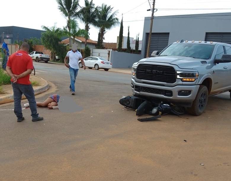 Mulher de 42 anos sofre parada cardíaca e é reanimada, mas continua em estado grave após ter motoneta atingida por picape, em Vilhena