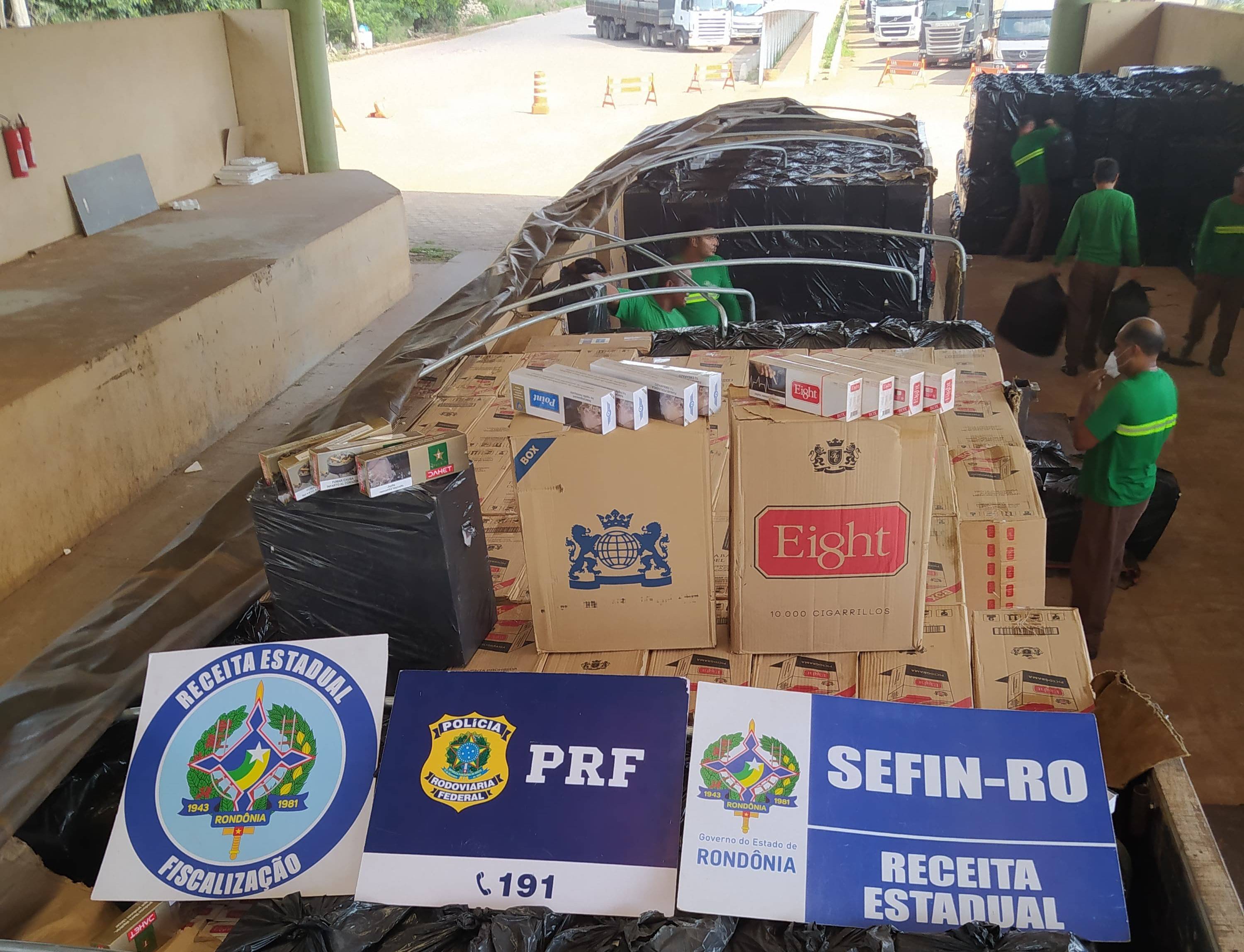 Em ação conjunta, agentes da PRF e auditores da Sefin apreendem 390 mil maços de cigarros paraguaios em Vilhena