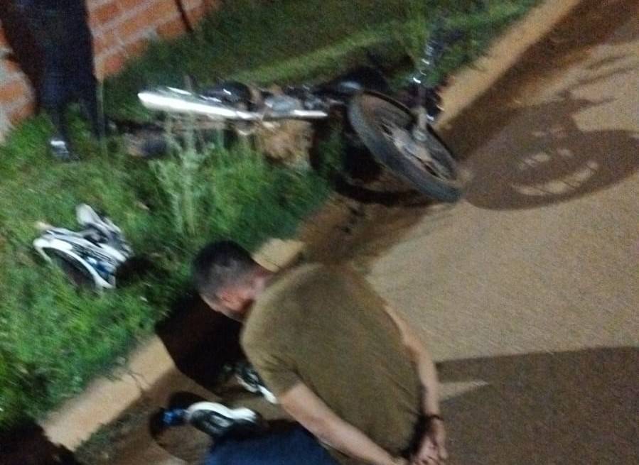 Durante fuga, motoqueiro com sinais de embriaguez bate em muro, sofre queda, ataca policiais e acaba preso, em Vilhena