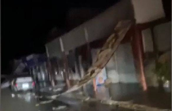 ASSISTA VÍDEOS: vendaval atinge violentamente cidade de Rondônia, assusta a população e deixa rastros de destruição