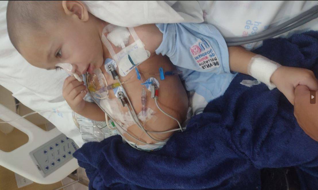 Um dia antes de completar 03 anos, menino vilhenense recebe alta em SP; cirurgia amputou um rim, mas retirou tumor de 1,2 kg