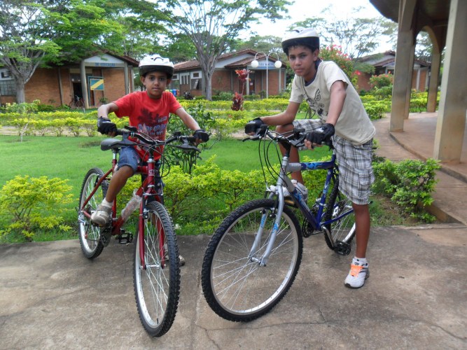 Irmãos campeões de ciclismo da Escola Cristo Rei ganham bicicletas para treinar