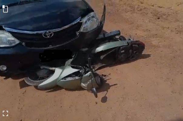 VÍDEO: carro dirigido por policial se envolve em acidente com motoneta e deixa rapaz com corte no pé, em Vilhena