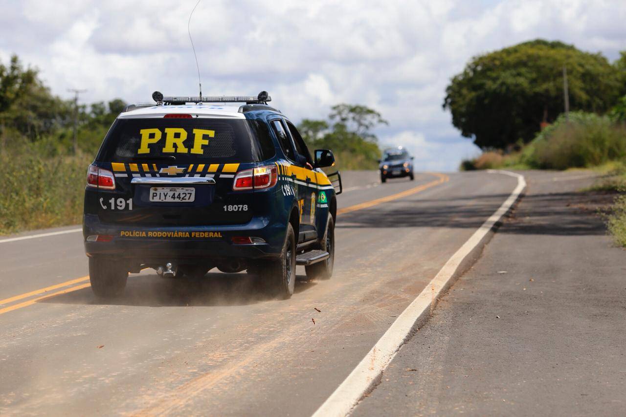 Ação rápida da PRF de Vilhena evita a morte de caminhoneiro catarinense de 41 anos que estava infartando na BR 364