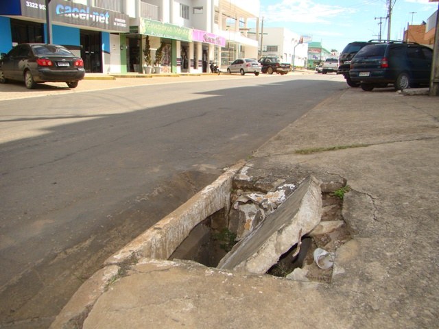 Bueiros se transformam em armadilhas e ameaçam pedestres na cidade