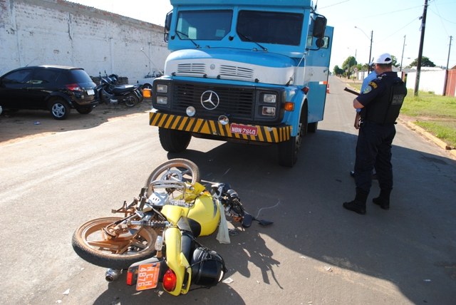 Motoqueiro trafega olhando para trás e bate de frente em carro-forte