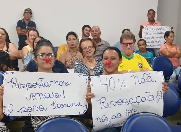 VÍDEO: com panelaço, moradores protestam contra IPTU em Cerejeiras e esposa de vereador é denunciada na polícia por agressão