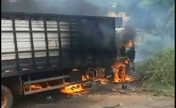 ASSISTA: viraliza no WhatsApp vídeo gravado logo após acidente que deixou um morto carbonizado na BR 364, em Rondônia