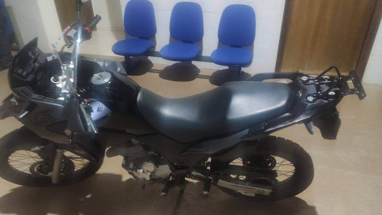 Rapaz fazendo malabarismos debocha de policiais, acaba preso, fica “valente” na presença da mãe e tem moto apreendida, em Vilhena
