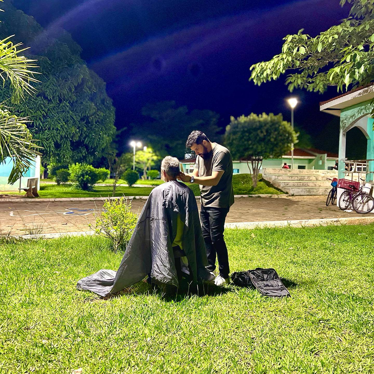 Barbeiro sai às ruas de Vilhena para cortar cabelos de “andarilhos” e diz que ação social é “chamado de Deus para cuidar das pessoas”