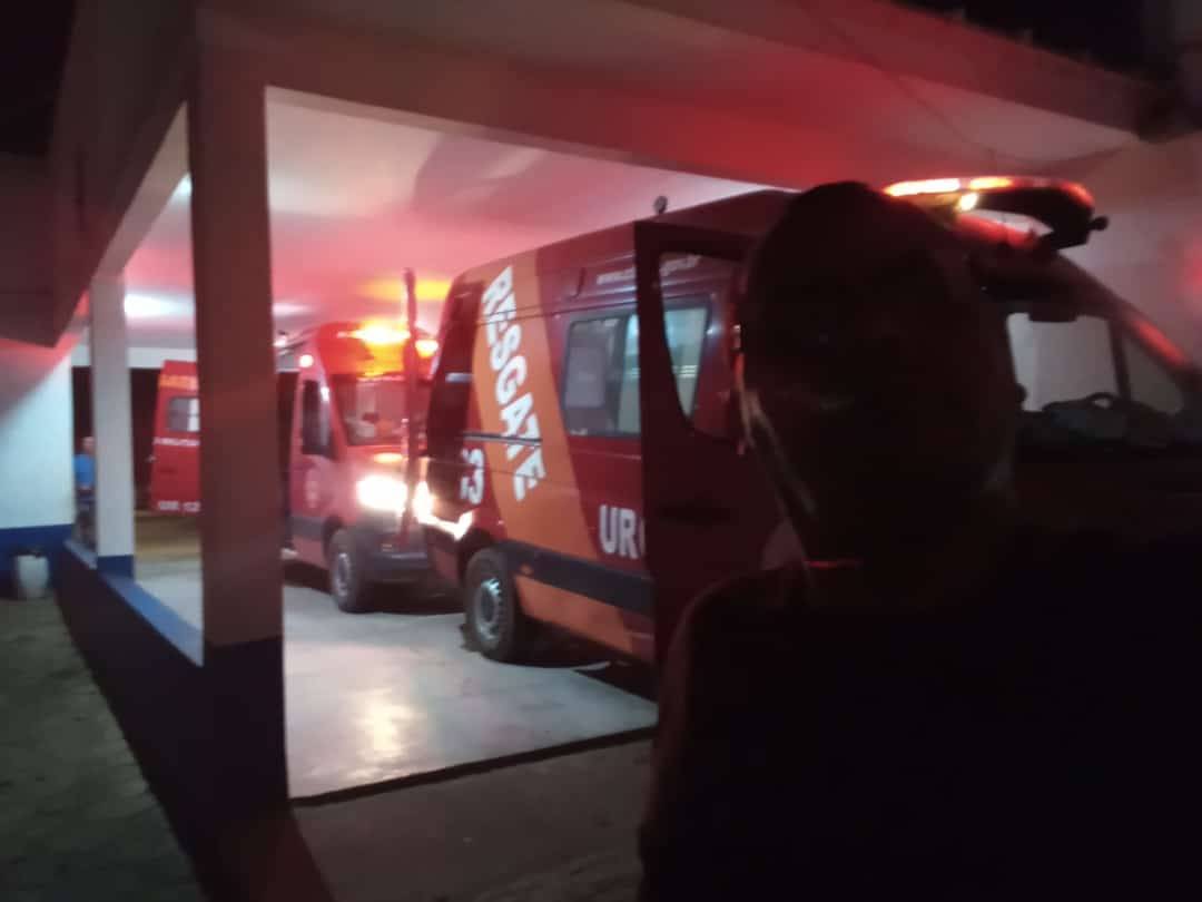 Homem revela filho fora do casamento, dá pauladas na esposa e é esfaqueado por ela; mulher foge e se envolve em acidente